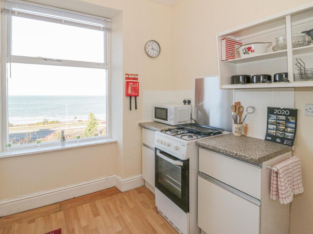Llys Madoc, First Floor Flat Apartman Penmaen-mawr Kültér fotó