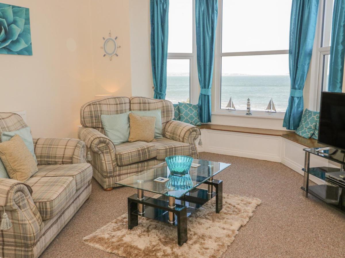 Llys Madoc, First Floor Flat Apartman Penmaen-mawr Kültér fotó